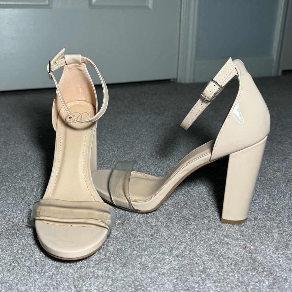 NWOT Heart in D Heels 7.5